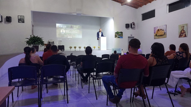Espaço acolhedor de reunião da SEMeL ao entardecer
